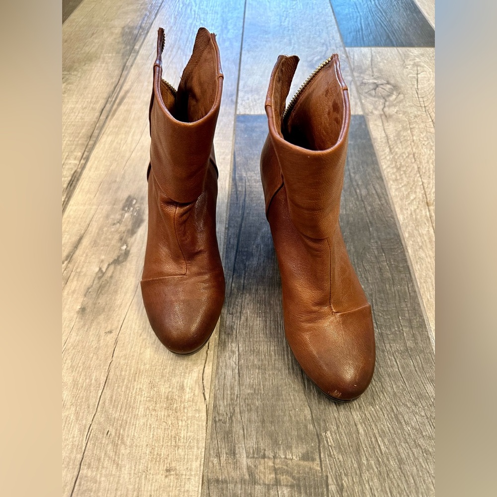 Vince Camuto Fall Ankle Boot Gorgeous Medium Brown Soft Leather W/ Chunky Heel - Picture 6 of 15